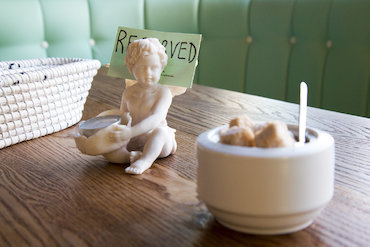 «Счастье»: коктейли, устрицы и ангелы в «Англетере»