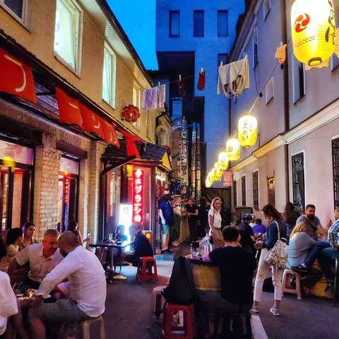 На Страстном во дворах открылся японский бар «Тебурасика»