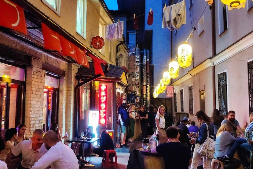 На Страстном во дворах открылся японский бар «Тебурасика»