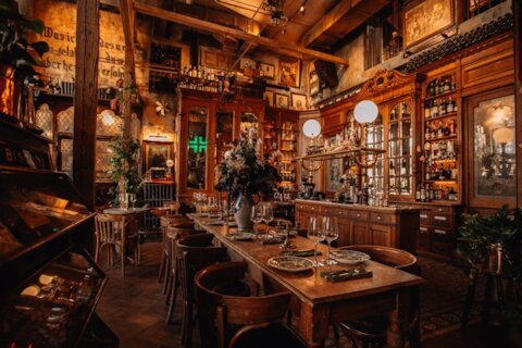 Необычные бары в атмосфере 19 века — Jib Door, Pharmacie и «Вино и другие лекарства»