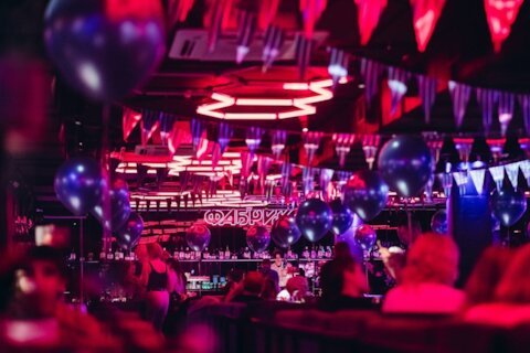 Громкие вечеринки в неоновых клубах сети Дискотека.рф