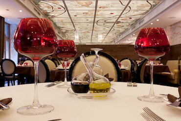 «Нож справа, вилка слева»: фьюжн-кухня в арт-интерьерах