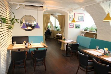 Leica: кафе с позитивным интерьером и поздними завтраками