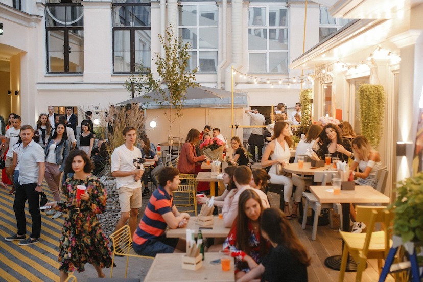 Josh Cafe: двор с вечеринками на Итальянской улице