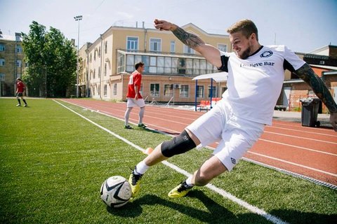 Команды ресторанов играют в футбол на чемпионате First Club Cup