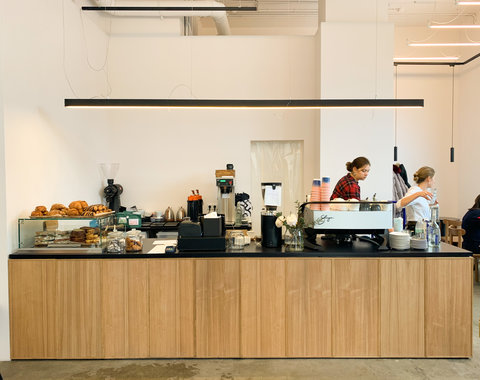 «Эрна»: минималистичная спешелти-кофейня на Большой Полянке