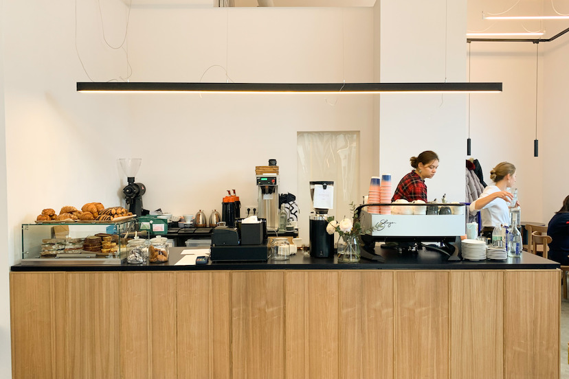 «Эрна»: минималистичная спешелти-кофейня на Большой Полянке