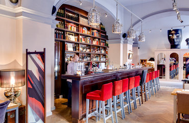 «Маяковский»: салонный бар с гастрономическими коктейлями