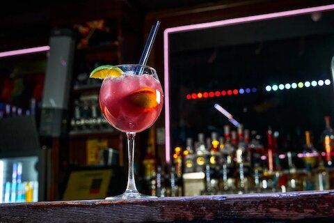 Бар с танцами на стойке в Москве: как устроен культовый Crazy Daisy