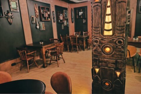 Луизианская кухня и яркие коктейли в атмосферном вуду-баре «Трости и кости»