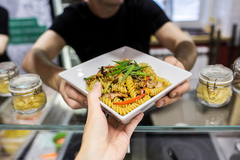 Food Store: фуд-корт с модной едой в саду имени Баумана
