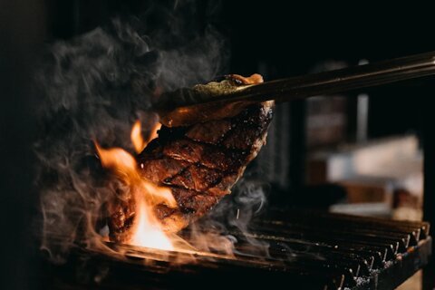 Стейки — это база. Где прогнать осеннюю тоску сочной вырезкой?