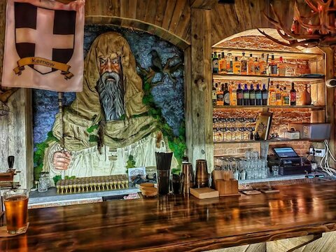 «Чушь» и кельтские кресты. Открытия месяца в Петербурге