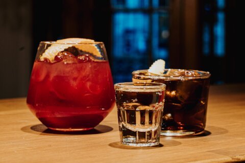 Бар «Витя»: когда алкоголь наливают прямо в парадной