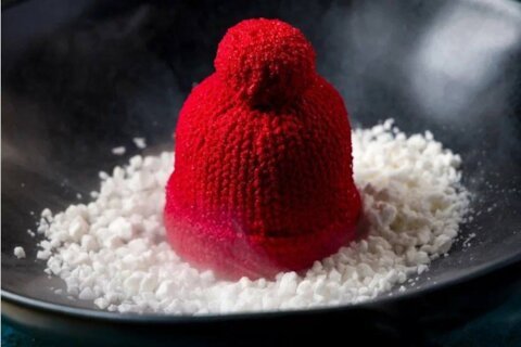 Бисквитная шапка и ёлка-круассан. Где искать новогоднюю выпечку в Москве