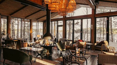 Roots — загородный бар на берегу Медного озера с внушительной коллекцией джина со всего мира