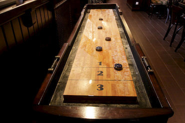 Shuffle bar: единственный в городе бар с шаффлбордом