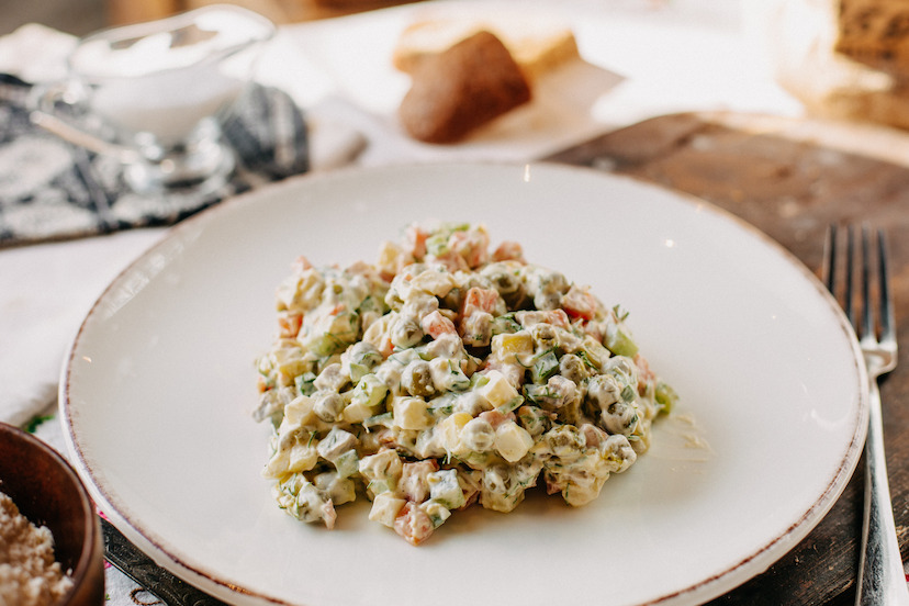 Оливье с колбасой или с мясом? А, может быть, с курицей?
