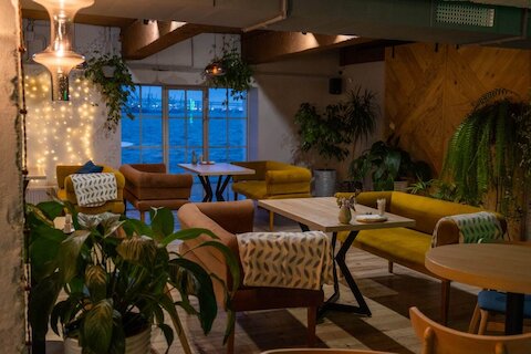 Endemica: зеленый оазис среди постиндустриальной пустыни с уникальными коктейлями и азиатской кухней