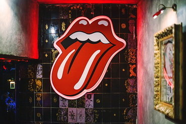 «Роллинг стоун бар»: танцы и коктейли на Пироговской набережной