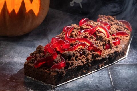 Брауни-могила с червями и панкейки с кровью. Как готовятся к Хэллоуину в Москве