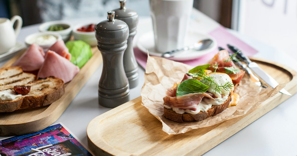 Завтраки в москве. Breakfast Cafe Патриаршие пруды. Завтрак в кафе. Завтрак в кафе Москва. Вкусные Завтраки в Москве.