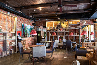 «Biblioteka еда в большом городе»: ресторанно-тусовочный гигант на Невском