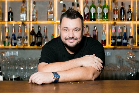 «Руки вверх»: бар с караоке и дискотеками в стиле 90-х