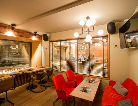 In Rock Cafe: кафе, бар и радиостудия на Жуковского