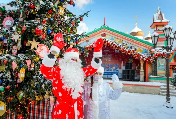 На фестивале гостей встречают Дед Мороз и Снегурочка
