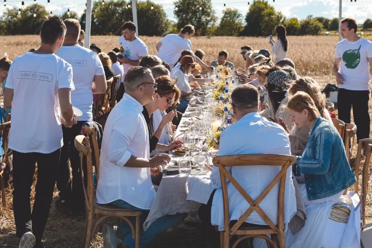 Фестиваль Farm To Table 2022 открыли грандиозным ужином в пшеничном поле, где для гостей готовили 7 шеф-поваров из петербургских ресторанов.