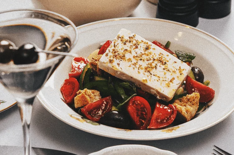 «Хориатики», большой греческий салат с фетой, 850 руб.
