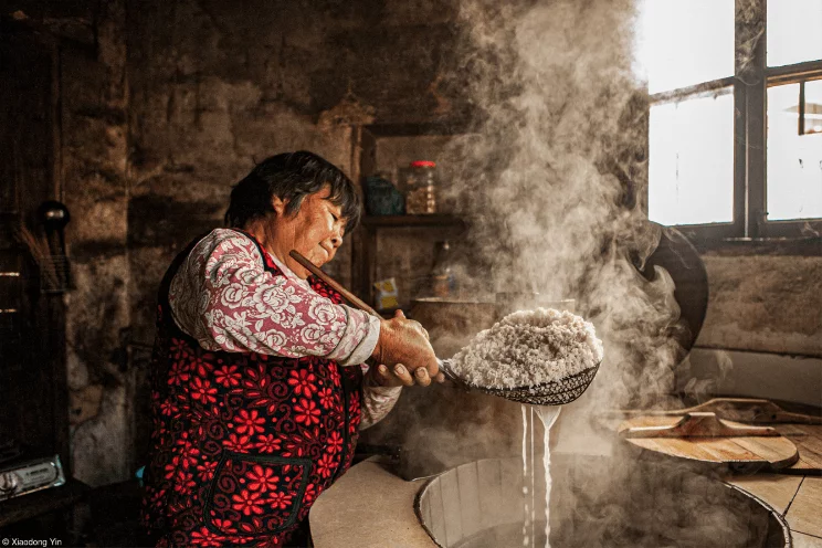 Фотография «У нас есть посетители» фотографа Инь Сяодун из Китая на 4 месте Премии Филипа Харбена за еду в действии.