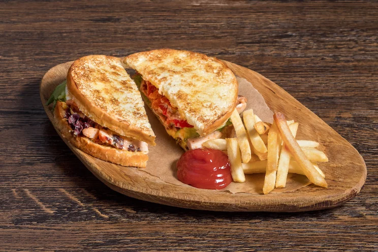 Клубный сэндвич с цыпленком в соусе чипотле, 440 ₽.