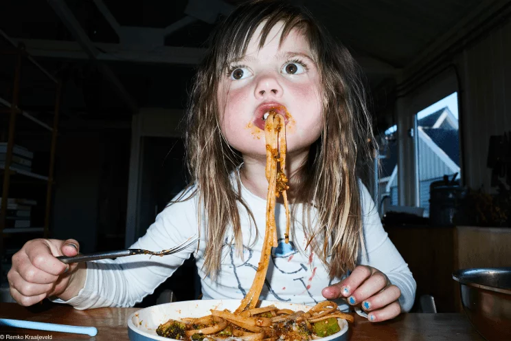 Фотография «Паста и поддельные кудри» фотографа Ремко Краайевельда из Нидерландов заняла 3 место в номинации «Еда для семьи».