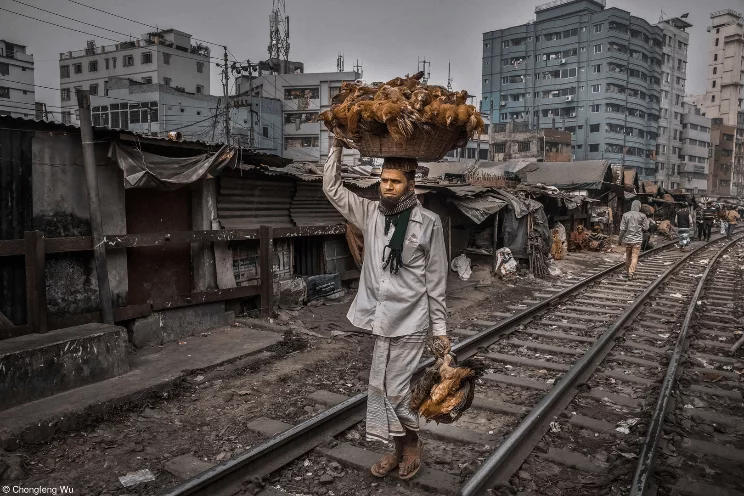 Фотография «Люди на железной дороге» фотографа Чунфэн Ву из Китая заняла 2 место в специальной номинации «Еда на продажу» от Unearthed.