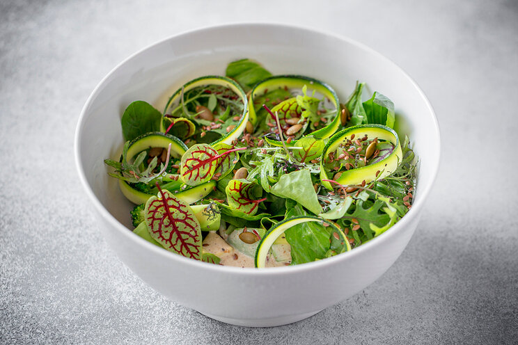 Зеленый салат с кунжутным соусом, 530 руб.