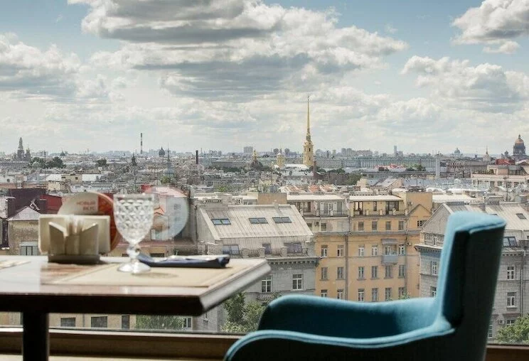Интерьер ресторана «Паруса на крыше» в Петербурге 