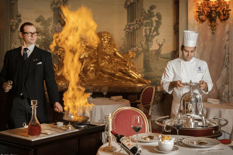 Фотография Putting On The Ritz фотографа Джона Кэри из Великобритании заняла 1 место в специальной номинации «Еда за столом» от Champagne Taittinger.