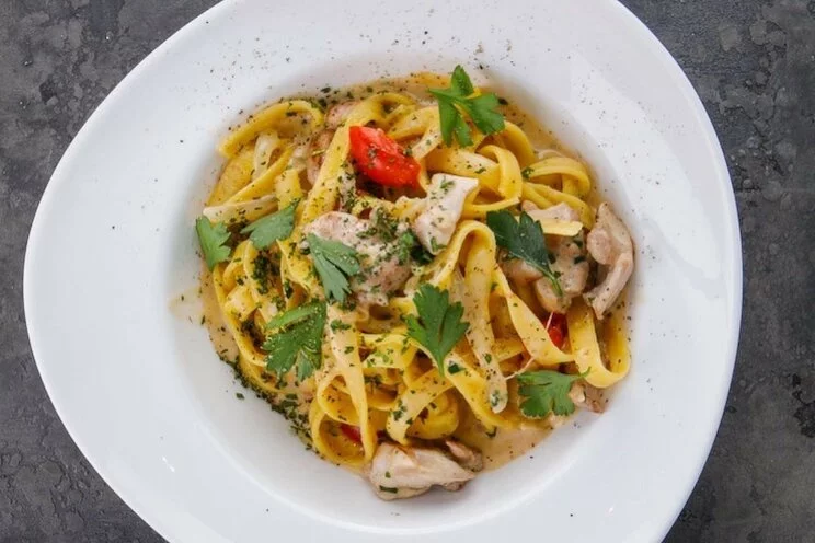 Паста с курицей и томатами черри (450 руб.)