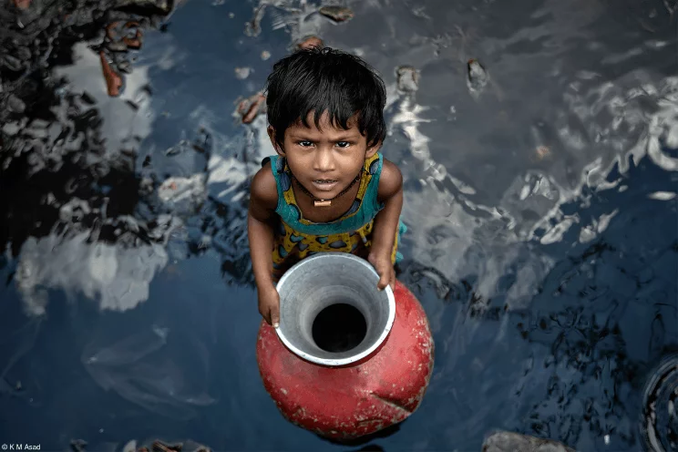 Фотография «Куда улетают мечты» фотографа КМ Асада из Бангладеш заняла 1 место в номинации «Политика еды». На фото девочка из трущоб набирает воду.
