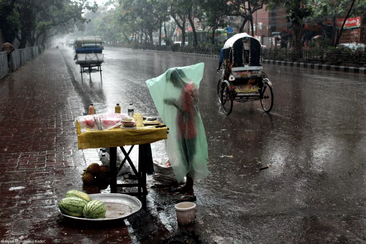 Фотография «Дождь в городе» фотографа Сайеда Махабубула Кадера из Бангладеш заняла 2 место в номинации «Уличная забегаловка».