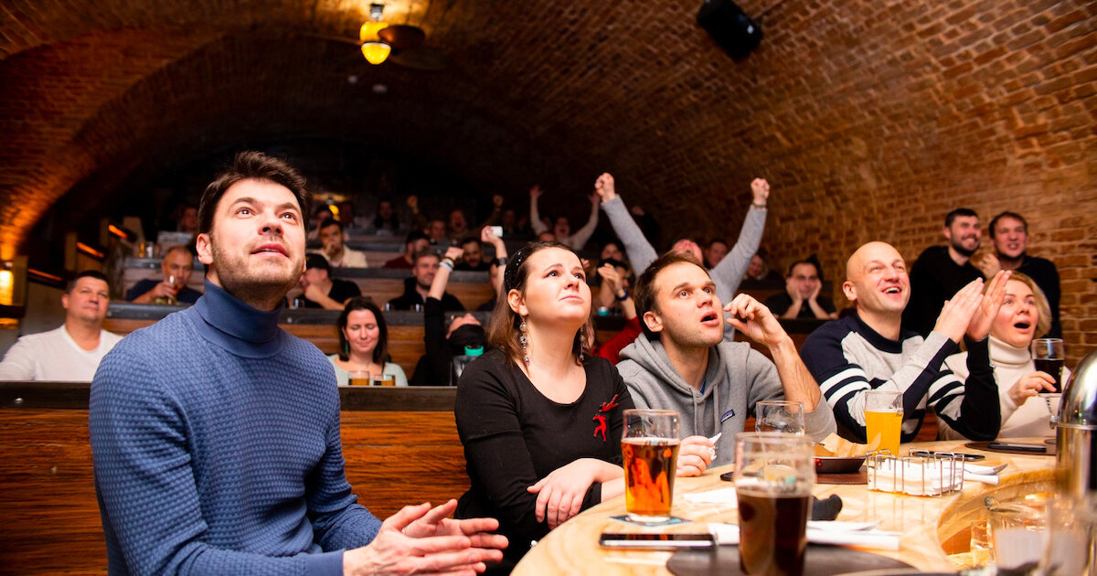 ресторан с футбольной атрибутикой полный посетителей