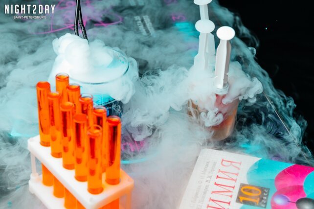 клуб «Neon Bar», Химия в воздухе