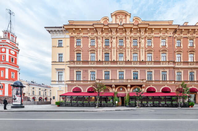 ресторан «Летняя терраса «Гранд Отеля Европа»», Летняя терраса с самым обширным меню в Петербурге