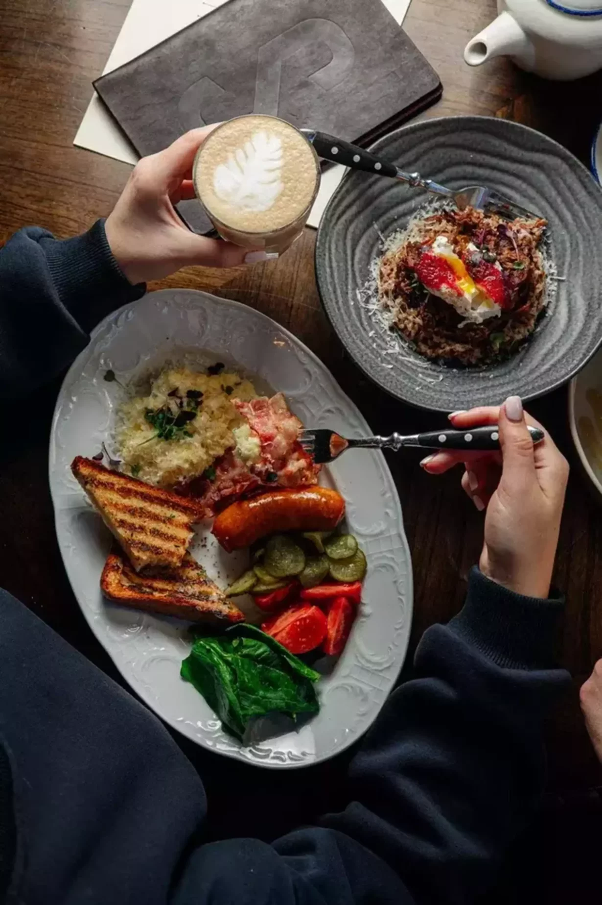 Начни день с завтрака в Smokey Bones