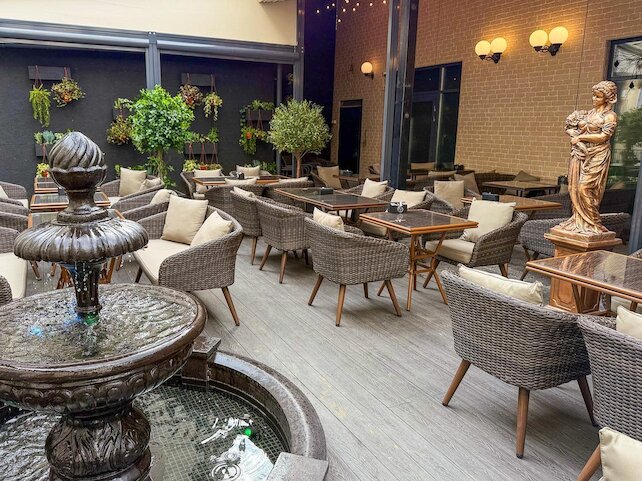 лаунж «Tangiers Lounge Pokrovka», Обновленная летняя веранда с фонтаном