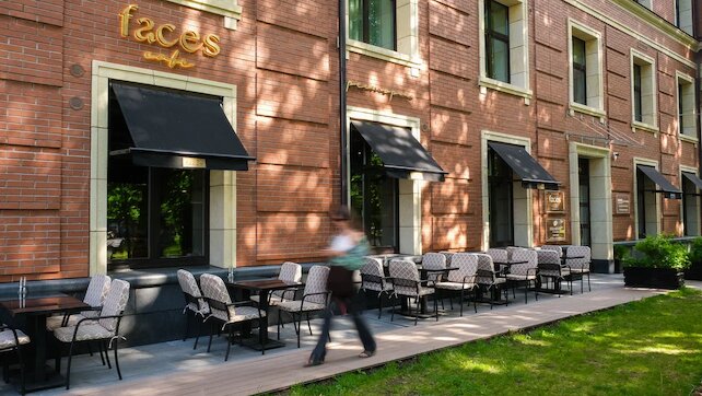 кафе «Faces Cafe», Терраса Faces: место встреч этого августа
