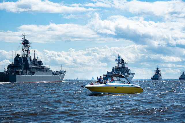 корабль «Кураж-вояж», Просмотр парада на День ВМФ с воды