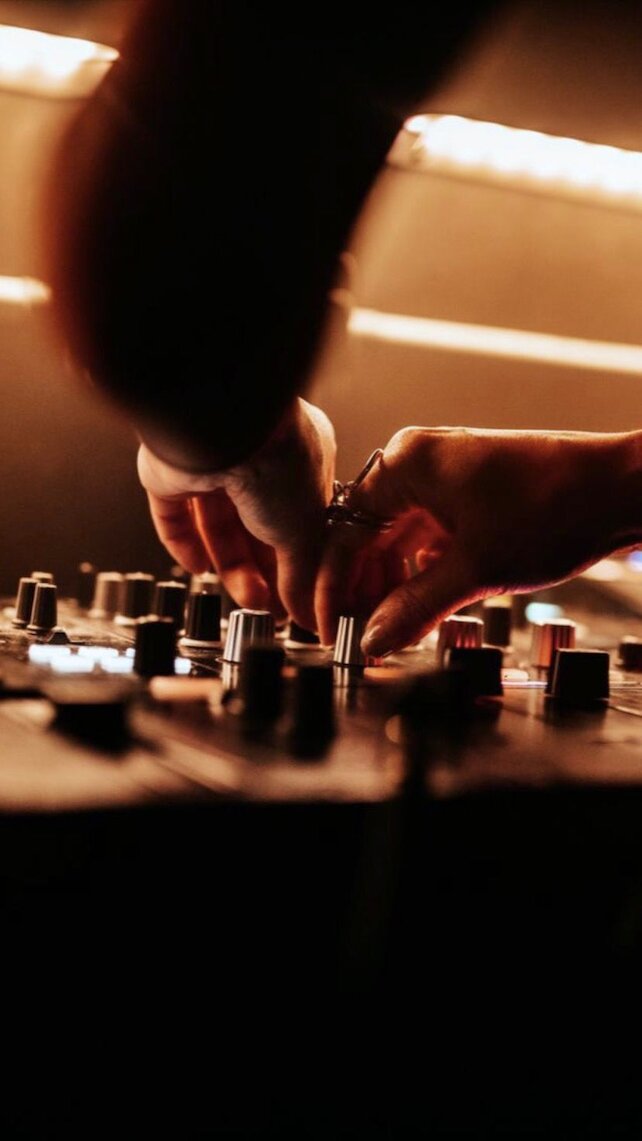 ресторан «Code», Пятничный вечер с DJ
